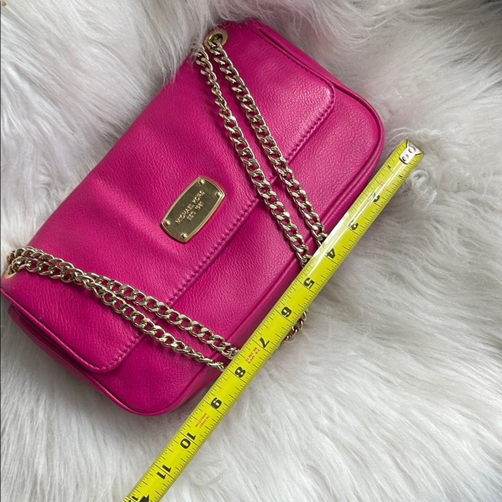 Michael Kors Fuchsia Crossbody Bag with Gold Chain - Picture 2 of 11
